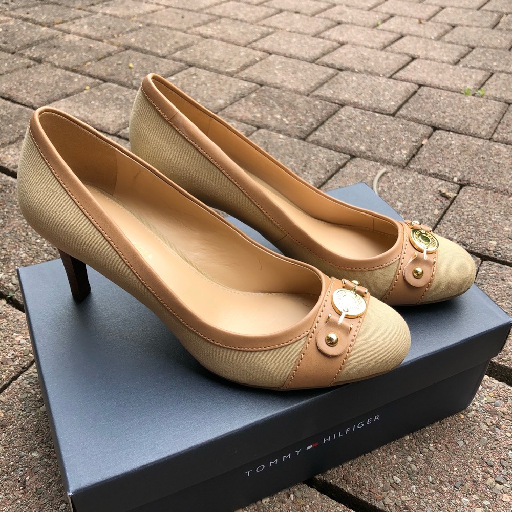 NIB Tommy Hilfiger natural color pumps